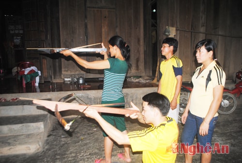 Gia đình VĐV Lô Văn Kiện tập luyện tại nhà.