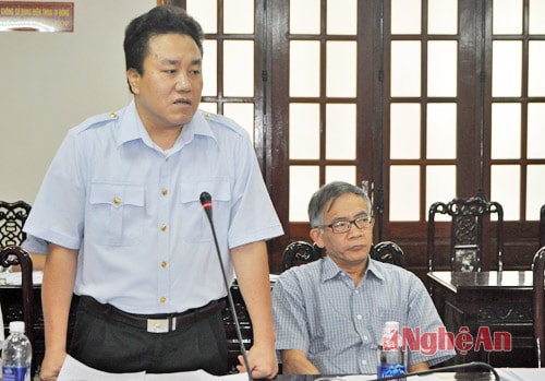 Đại diện lãnh đạo Thanh tra tỉnh báo cáo với Đoàn công tác giải quyết đơn thư tố cáo, khiếu nại của công dân.
