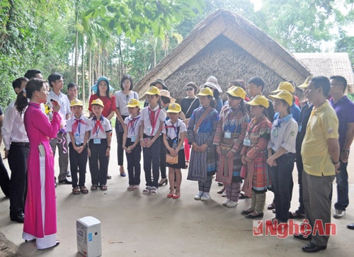 Đoàn học sinh giỏi Lào Cai và Quảng Trị được hướng dẫn viên Khu di tích Kim Liên kể về tuổi thơ của Bác Hồ kính yêu