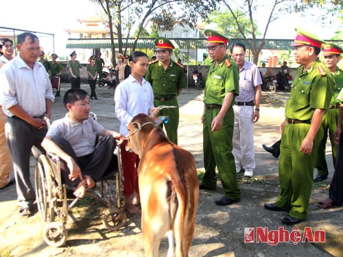 Công an huyện Nam Đàn trao bò cho các hộ nghèo