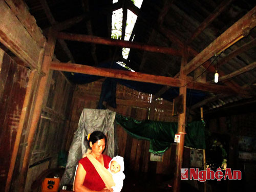 Bà Vang Thị Mai (bản Cây Me - Thạch Giám) trong căn nhà bị tốc mái