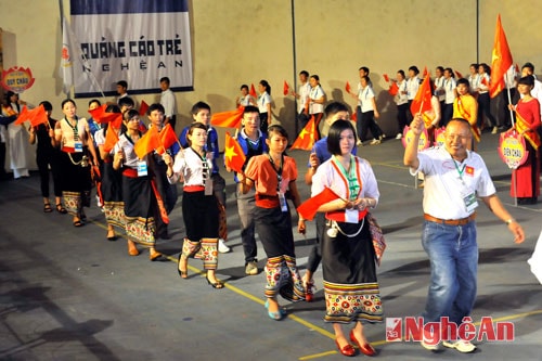 VĐV đoàn Quế Phong tham gia diễu hành tại lễ khai mạc.  Ảnh: S.M