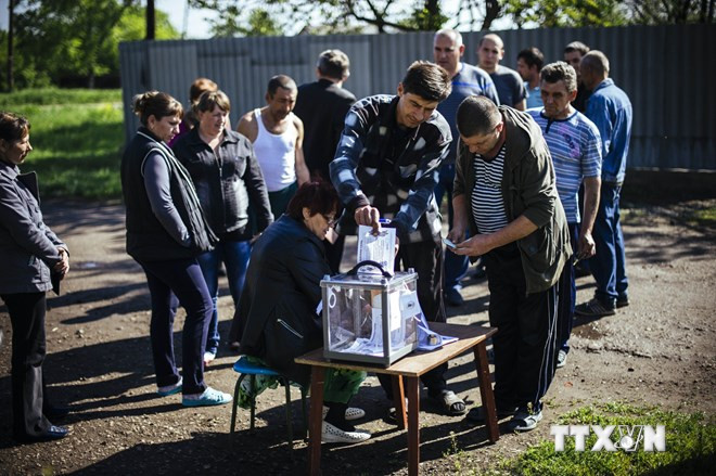 Người dân Donetsk tham gia bỏ phiếu trưng cầu dân ý. (Nguồn: AFP/TTXVN)