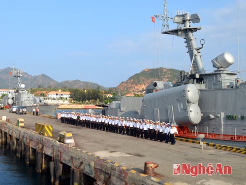 Quân cảng Cam Ranh nhìn từ tàu HQ 561.