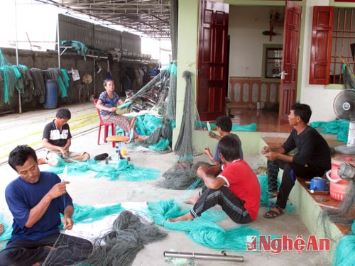 Cơ sở đan lưới dệt xăm của ông Lê Sỹ Vinh, xã Diễn Ngọc, huyện Diễn Châu.