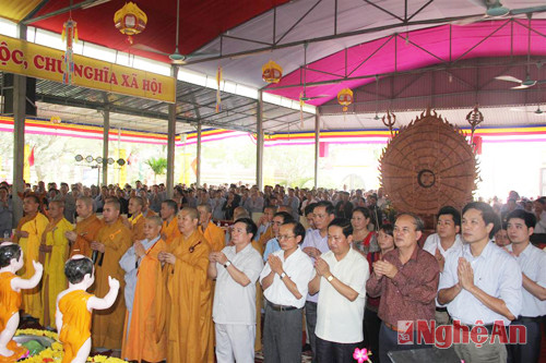 Các đại biểu và đông đảo các Phật tử tham gia buổi lễ