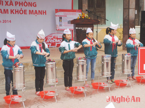 Lễ phát động rửa tay bằng xà phòng ở huyện Diễn Châu.