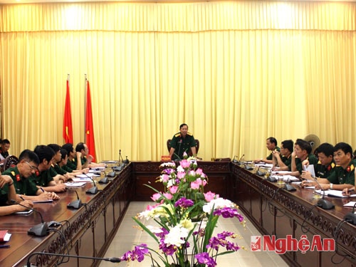 Đại tá Lương Hồng Phong, Chính ủy Bộ CHQS tỉnh phát biểu chỉ đạo.