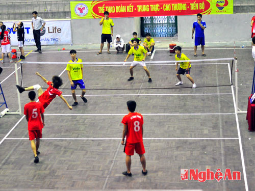 Trận đấu ở nội dung đội tuyển nam giữa Nam Đàn (áo đỏ) và Hưng Nguyên (áo vàng).