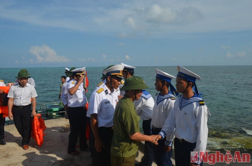 Đoàn công tác do Thứ trưởng Bộ TT&TT Nguyễn Thành Hưng làm trưởng đoàn đến thăm đảo Cô Lin.