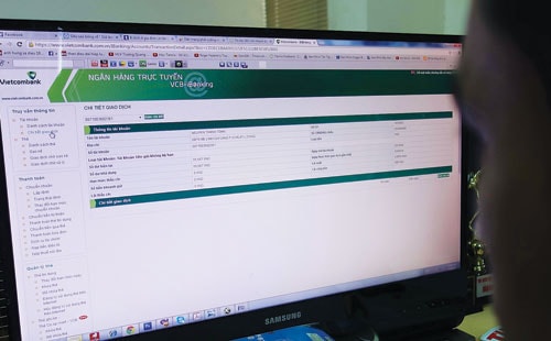 Kiểm tra kỹ các thông tin khi chuyển khoản qua mạng internet sẽ hạn chế được các rủi ro - Ảnh: Bạch Dương