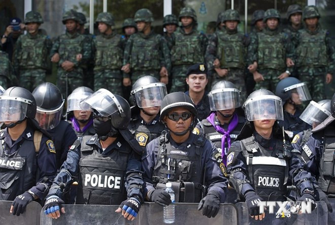 Cảnh sát chống bạo động Thái Lan gác bên ngoài một đài truyền hình tại thủ đô Bangkok ngày 9/5. (Nguồn: AFP/TTXVN)