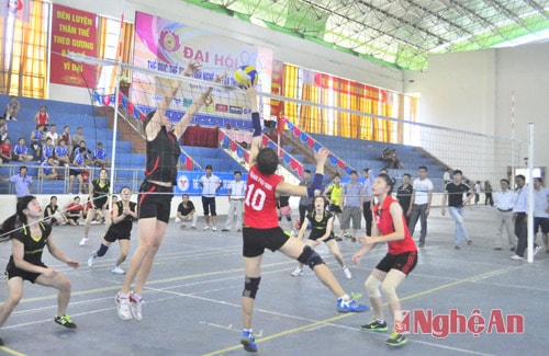 Trận đấu bóng chuyền nữ giữa TP Vinh (áo đỏ) và Quỳ Hợp.