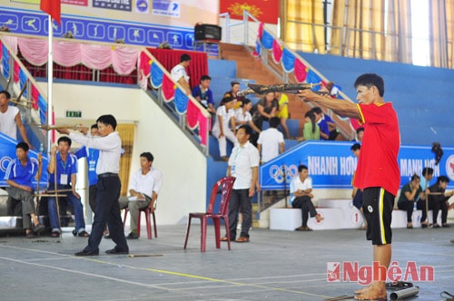 Tranh tài ở môn bắn nỏ.