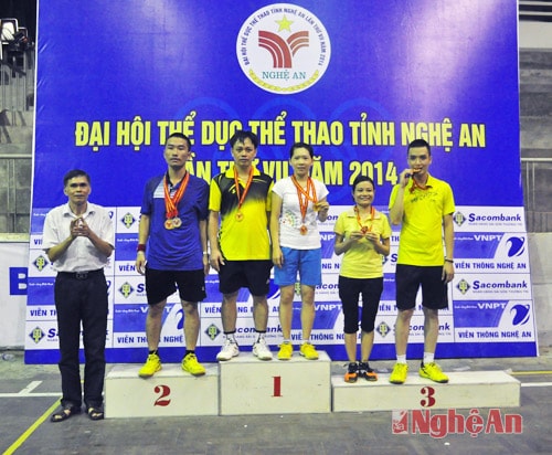 Trao thưởng nội dung đôi nam nữ môn cầu lông.
