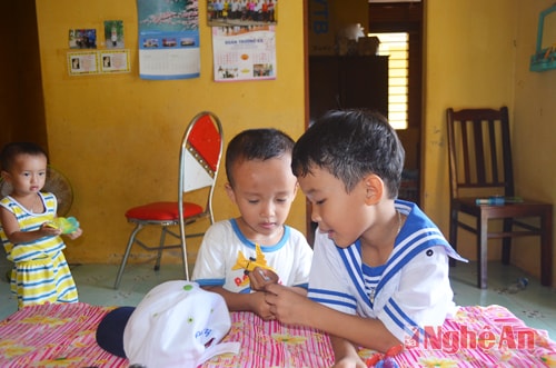 Các cháu bé ở đảo Sinh Tồn vui chơi sau giờ học.