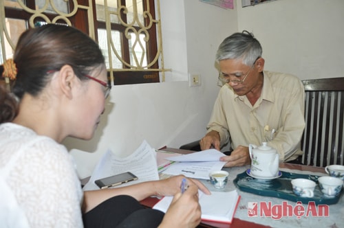 Ông Phạm Ngọc Mai - Khối trưởng khối 10, phường Trường Thi,  phản ánh về vấn đề ô nhiễm với PV.