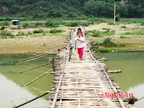 Bất chấp tính mạng để qua cầu tạm.