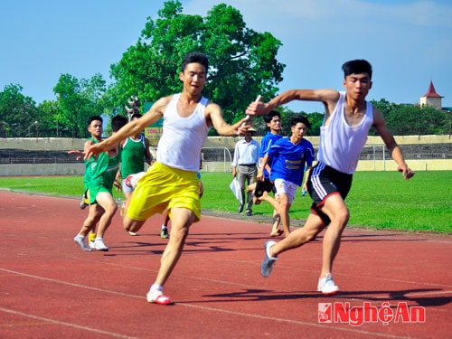 Thi đấu nội dung chạy 4x100m tiếp sức nam