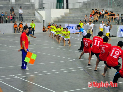 Trận bán kết nội dung kéo co nam giữa Quỳ Châu (áo đỏ) và Hưng Nguyên (áo vàng)