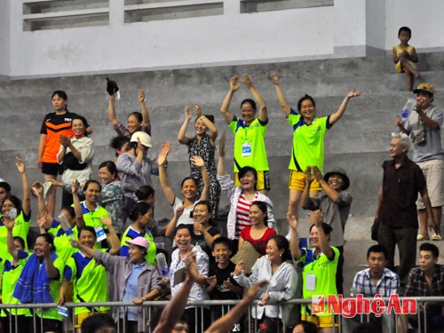 Các CĐV cổ vũ nhiệt tình cho các đội kéo co.