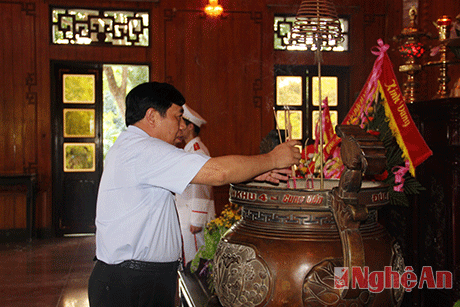 Đồng chí Nguyễn Xuân Đường - Phó Bí thư Tỉnh ủy, Chủ tịch UBND tỉnh dâng hương kính viếng anh linh Người