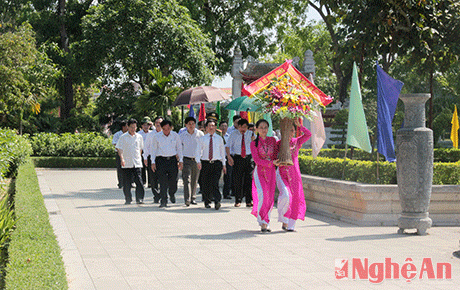 Đoàn đại biểu tỉnh do đồng chí Hồ Đức Phớc - Bí thư Tỉnh ủy làm trưởng đoàn đến dâng hoa, dâng hương kính viếng anh linh Chủ tịch Hồ Chí Minh tại Khu di tích Kim Liên