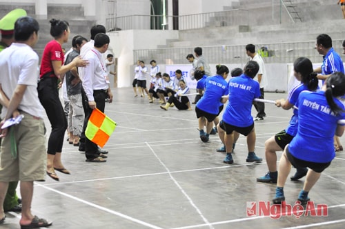 Trận đấu giữa đội nữ Tân Kỳ và nữ Anh Sơn.