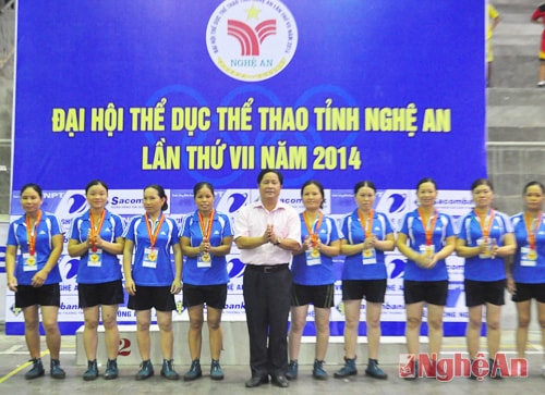 Trao HCV môn kéo co cho đội nữ Tân Kỳ.