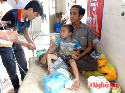 Cháu Hà Quân Tường điều trị tại Bệnh viện Đa khoa huyện Quế Phong.