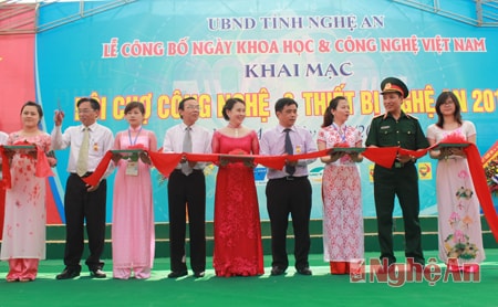 Các đại biểu cắt băng khai mạc hội chợ Công nghệ và Thiết bị Nghệ An năm 2014