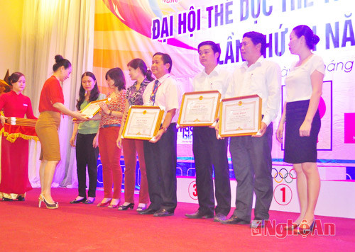 Đồng chí Đinh Thị Lệ Thanh trao bằng khen cho các cá nhân làm tốt công tác chỉ đạo, tổ chức Đại hội.