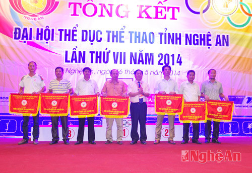 Trao cờ lưu niệm cho các đơn vị tổ chức tốt Đại hội TDTT cấp cơ sở.