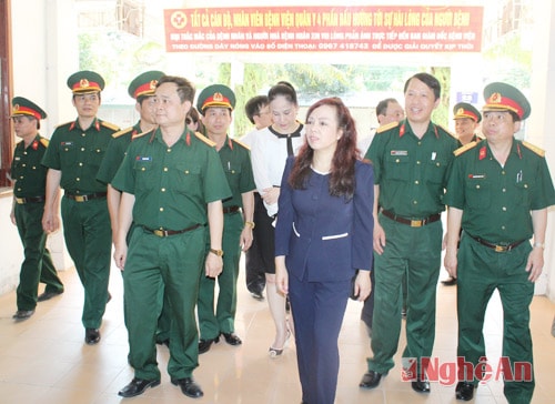 Bộ trưởng Nguyễn Thị Kim Tiến đi thăm khu vực phòng khám Bệnh viện Quân y 4. Ảnh: Từ Thành