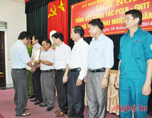 Lãnh đạo thành phố trao giấy khen cho các tổ chức, cá nhân có thành tích trong PCLB năm 2013. 