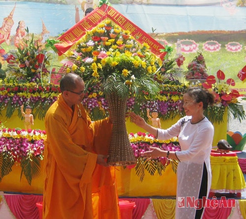 Đồng chí Hoàng Quỳnh Anh tặng hoa chúc mừng chùa Bát Nhã