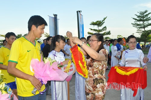 Đại diện Ban giám hiệu Trường ĐH Kỹ thuật Vinh, đơn vị chủ nhà trao cờ lưu niệm cho các đội dự giải