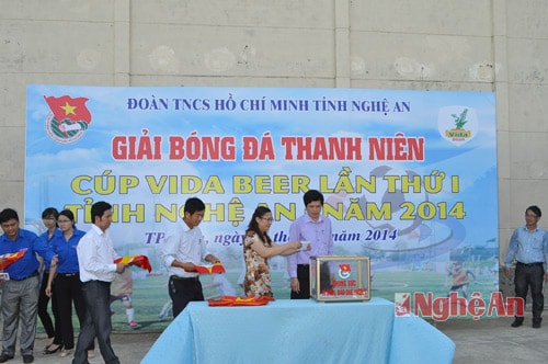 Bí thư Tỉnh đoàn và Ban giám hiệu Đại học Kỹ thuật Vinh ủng hộ quỹ 