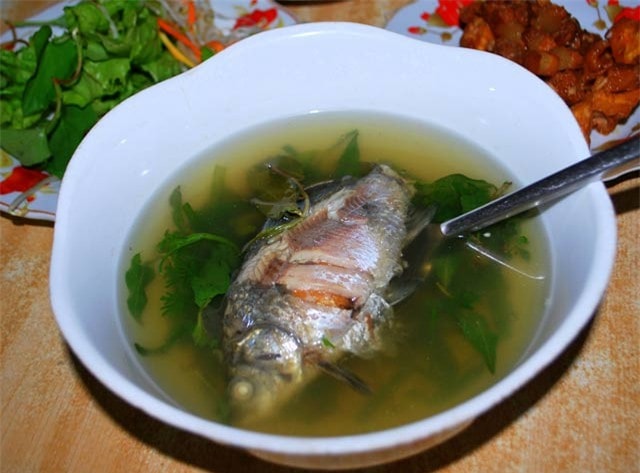 Canh rau răm cá diếc.