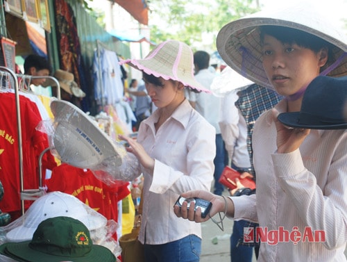 Chọn quà lưu niệm quê Bác