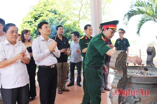 Đoàn công tác dâng hương, hoa tại đài tưởng niệm các anh hùng liệt sỹ hy sinh trên đảo