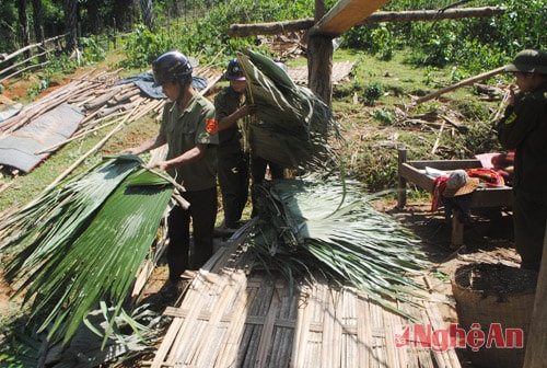 Các lực lượng chức năng và người dân chung tay giúp đỡ người hoạn nạn