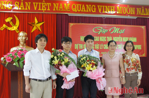 Hai em Cao Ngọc Thái và Nguyễn Ngọc Khánh trước ngày dự thi Olimpic Vật Lý châu Á