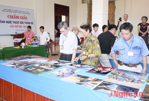 Ban giám khảo chấm điểm vòng loại