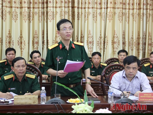 Đại Tá Hà Tân Tiến - Chỉ huy trưởng BCHQS tỉnh báo cáo kết quả thực hiện nhiệm vụ quân sự, quốc phòng với đoàn công tác.
