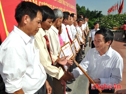 Đồng chí Thái Khắc Thư trao chứng nhận cho tập thể điển hình học tập và làm theo tấm gương đạo đức Chủ tịch Hồ Chí Minh.