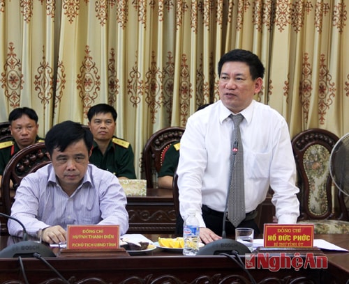Đồng chí Hồ Đức Phớc - Bí thư Tỉnh ủy thông báo một số nét chính về tình hình kin tế, văn hóa, xã hôi của tỉnh Nghệ An cho đoàn công tác.