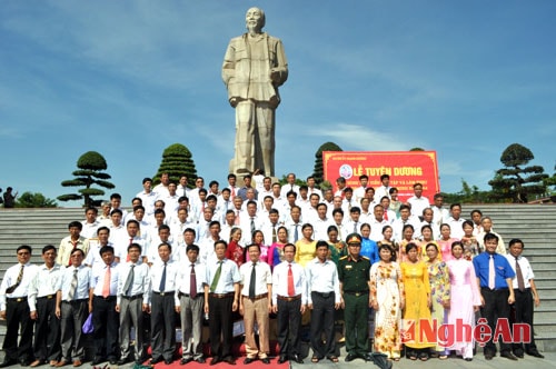 Lãnh đạo và các điển hình học tập và làm theo tấm gương đạo đức Hồ Chí Minh huyện Thanh Chương trước Tượng đài Bác tại Quảng trường Hồ Chí Minh.