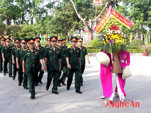 Đoàn dâng hoa tưởng niệm Chủ tịch Hồ Chí Minh tại Khu di tích Kim Liên.