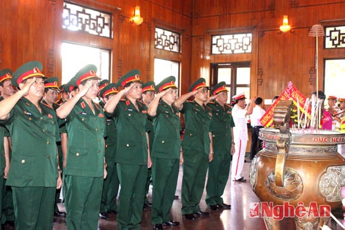 Các đồng chí trong Thường vụ Đảng ủy, Bộ tư lệnh Quân khu 4 dâng hương viếng Chủ tịch Hồ Chí Minh.